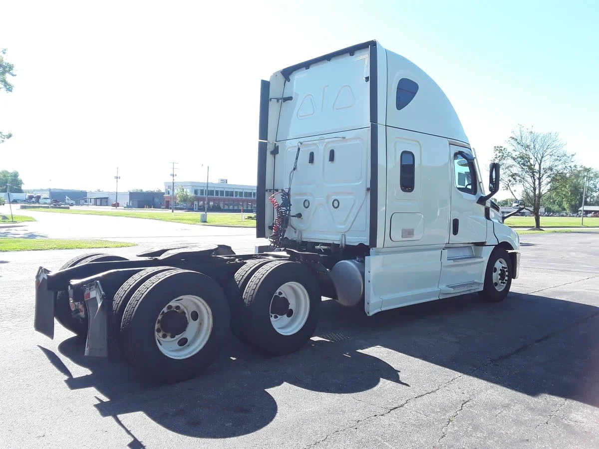 2021 Freightliner Cascadia in Hilliard, OH — photo 4