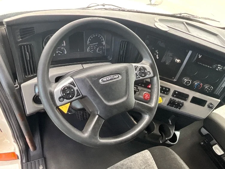 2021 Freightliner Cascadia - image 10
