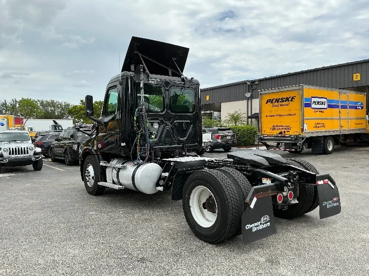 2019 Freightliner Cascadia in Medley, FL — photo 5