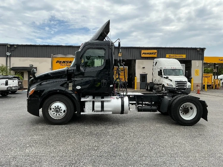 2019 Freightliner Cascadia in Medley, FL — photo 4