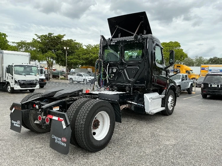2019 Freightliner Cascadia in Medley, FL — photo 7