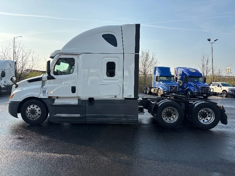 2022 Freightliner Cascadia in Indianapolis, IN — photo 4