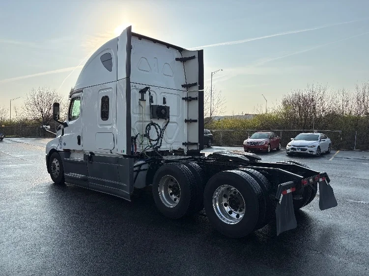 2022 Freightliner Cascadia in Indianapolis, IN — photo 5