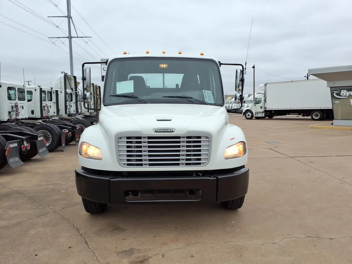 2020 Freightliner M2 106 in Dallas, TX — photo 2