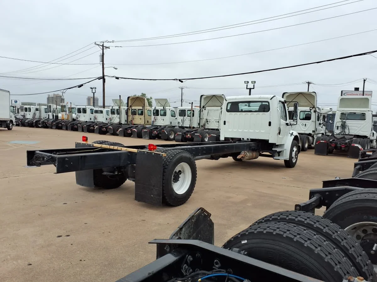 2020 Freightliner M2 106 in Dallas, TX — photo 4