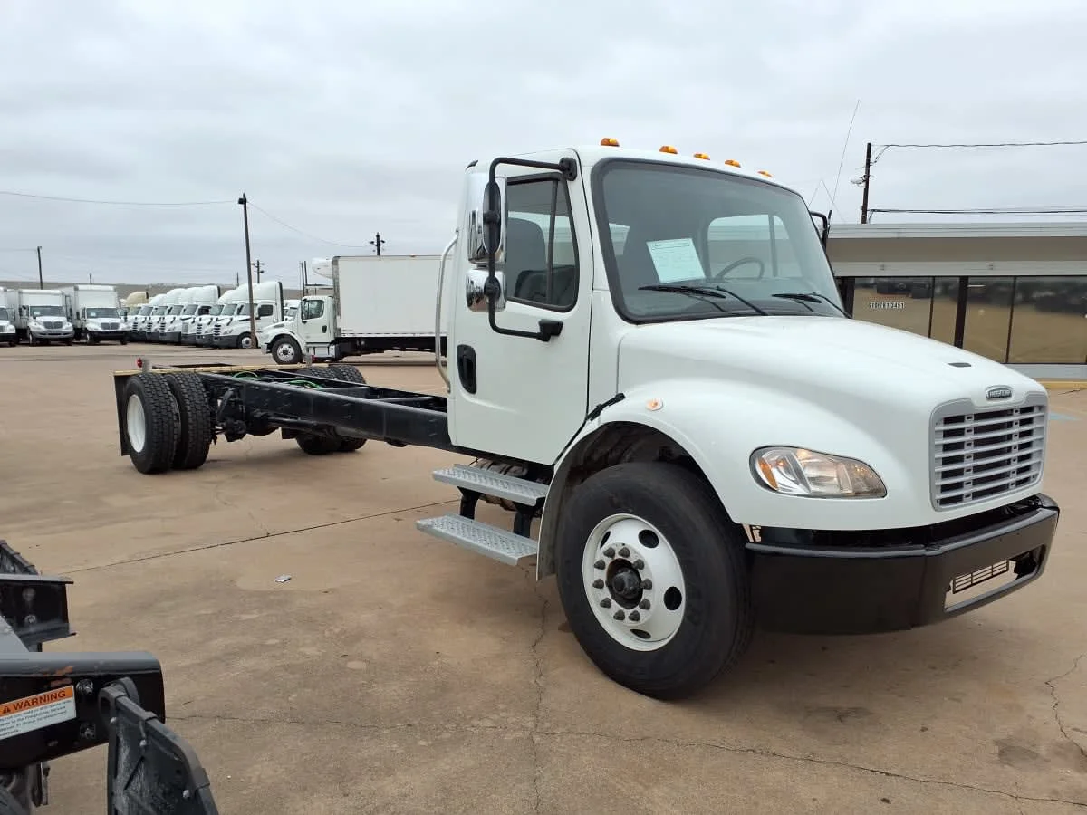 2020 Freightliner M2 106 in Dallas, TX — photo 3