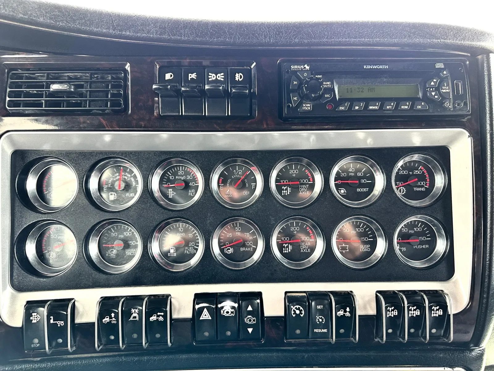 2012 Kenworth T800 - image 17