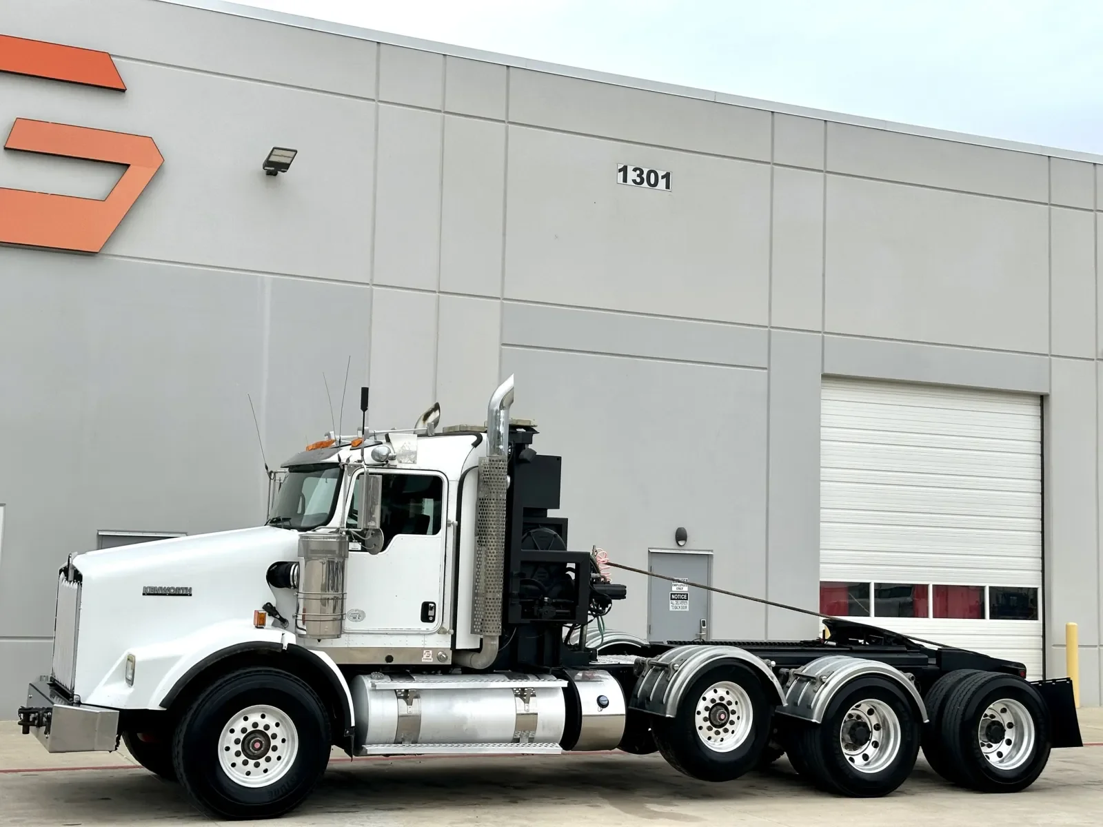 2012 Kenworth T800 - image 2