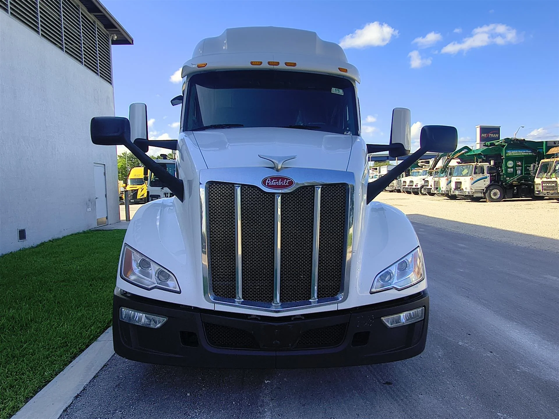 2023 Peterbilt 579 in Fort Lauderdale, FL — photo 3