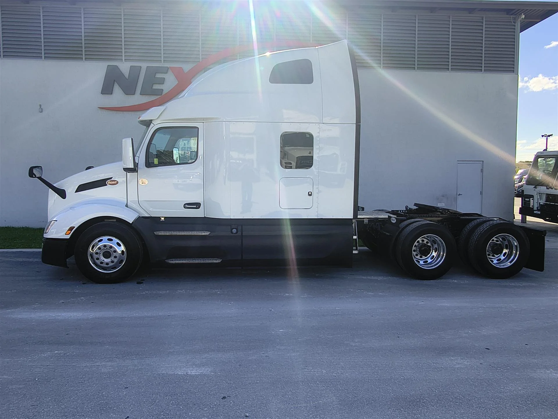 2023 Peterbilt 579 in Fort Lauderdale, FL — photo 8