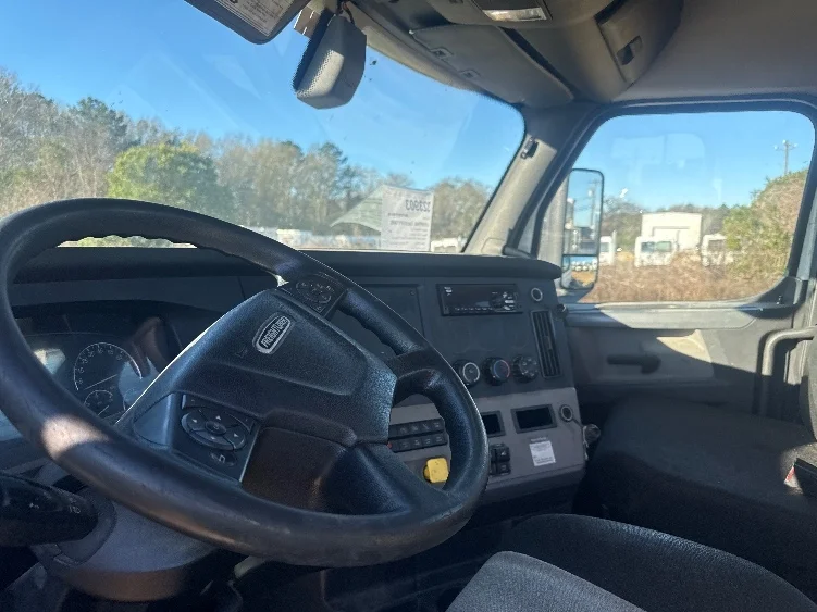2019 Freightliner Cascadia in Houston, TX — photo 10