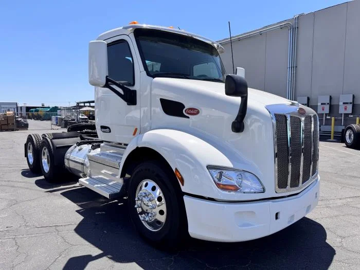 2021 Peterbilt 579 in Los Angeles, CA — photo 4