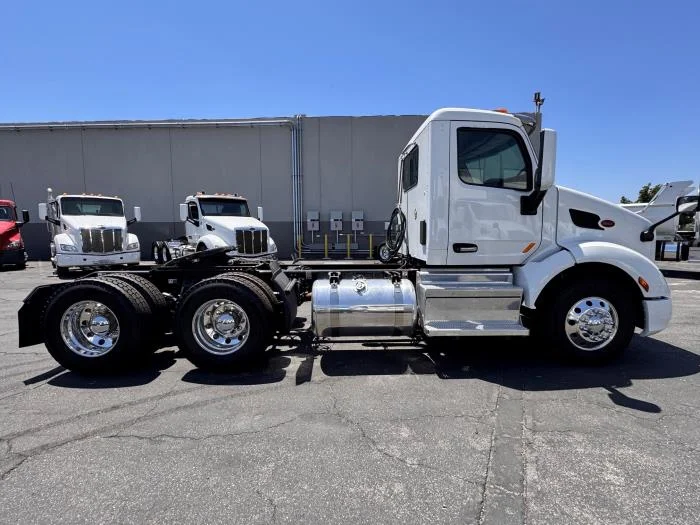2021 Peterbilt 579 in Los Angeles, CA — photo 5