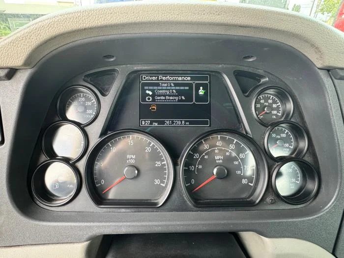 2021 Peterbilt 579 in Los Angeles, CA — photo 13