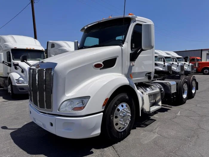 2021 Peterbilt 579 in Los Angeles, CA — photo 2