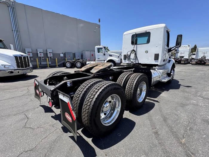 2021 Peterbilt 579 in Los Angeles, CA — photo 6