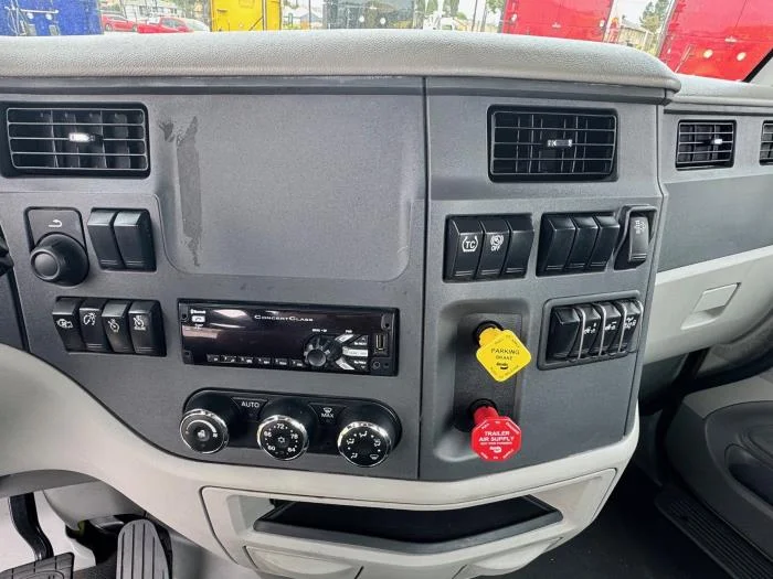 2021 Peterbilt 579 in Los Angeles, CA — photo 14