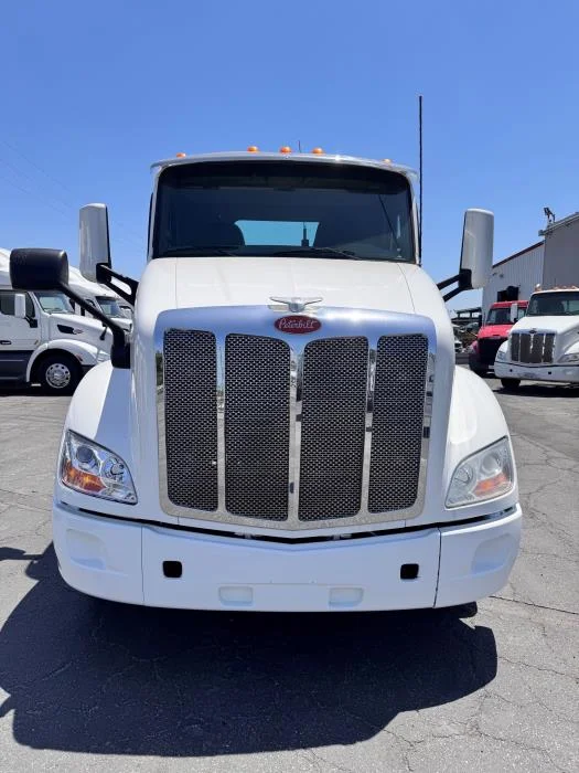 2021 Peterbilt 579 in Los Angeles, CA — photo 3