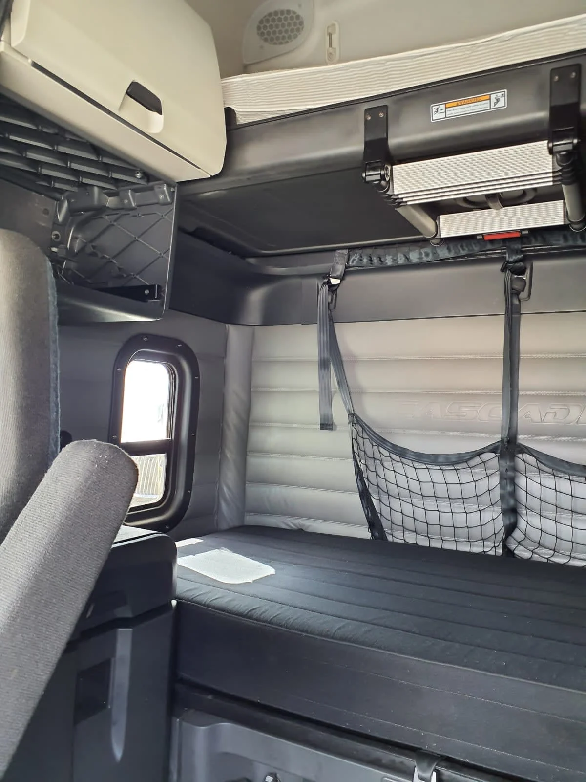 2022 Freightliner Cascadia - image 8