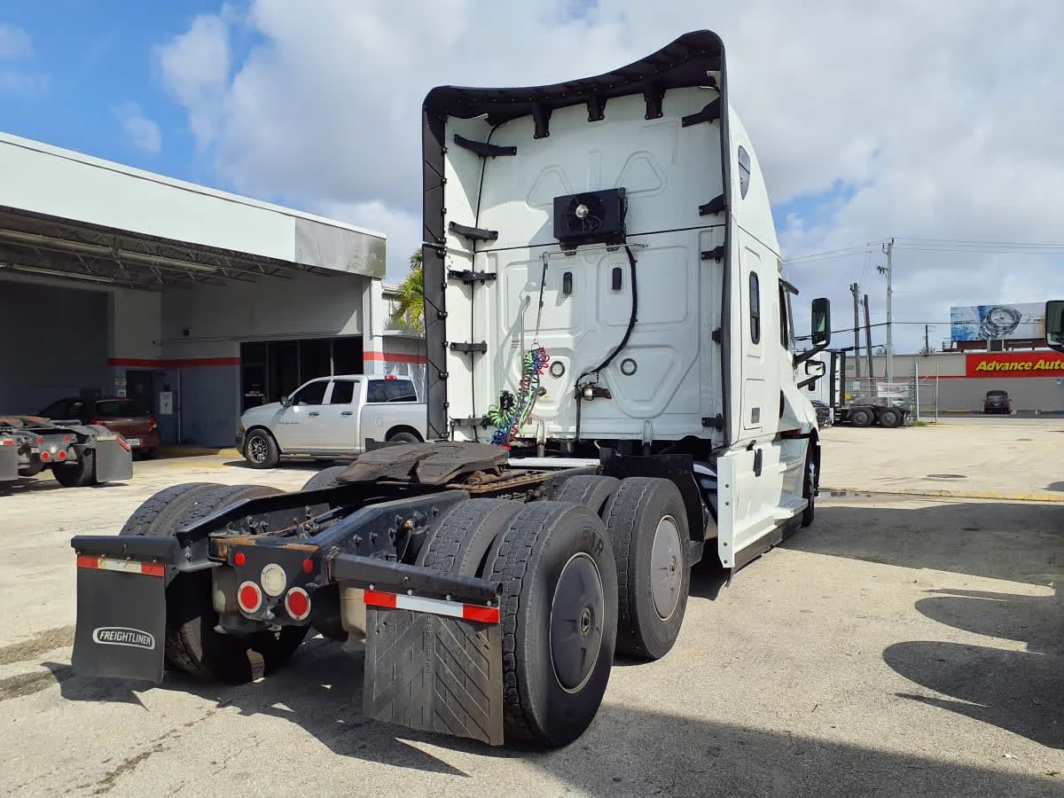 2022 Freightliner Cascadia - image 4