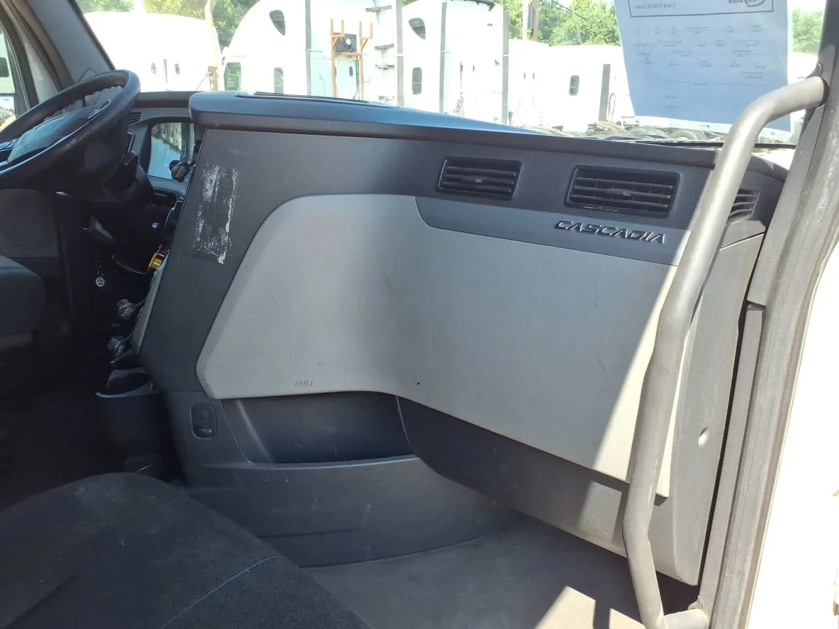 2020 Freightliner Cascadia in Houston, TX — photo 11