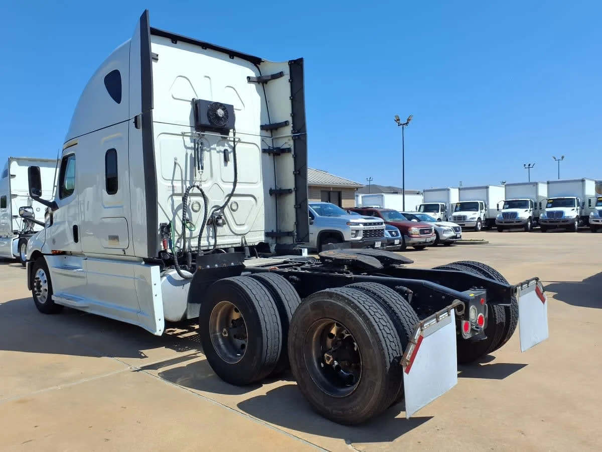 2020 Freightliner Cascadia in Houston, TX — photo 6