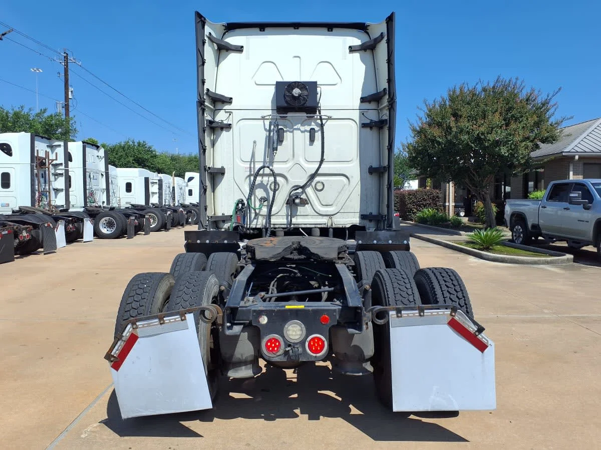 2020 Freightliner Cascadia in Houston, TX — photo 5