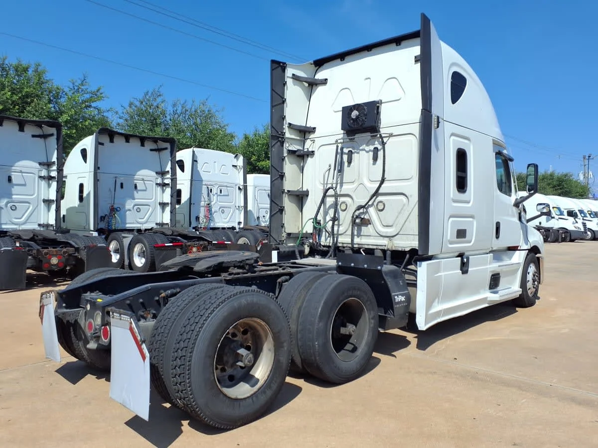 2020 Freightliner Cascadia in Houston, TX — photo 4