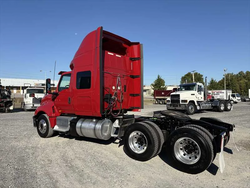 2021 International LT - image 3