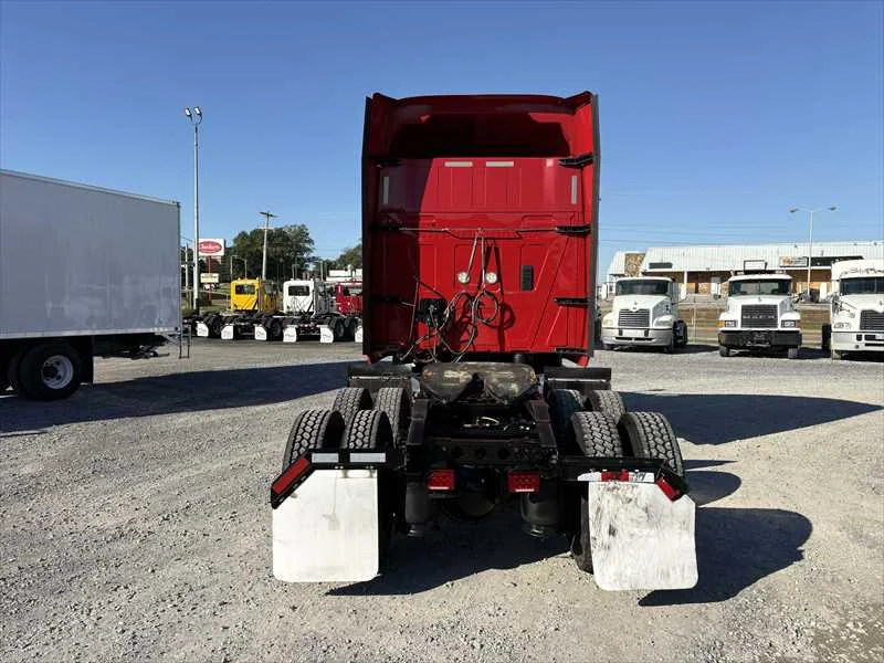 2021 International LT - image 4