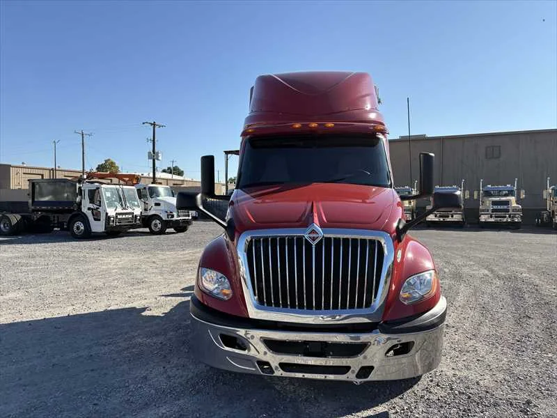 2021 International LT - image 8