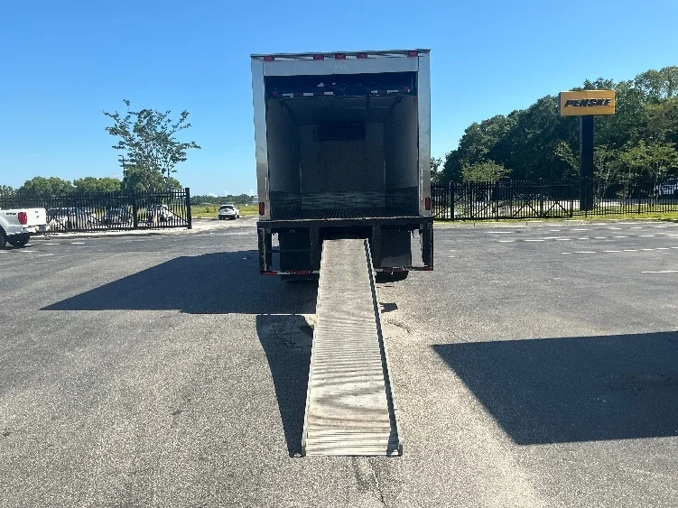 2019 Hino 268 in Mobile, AL — photo 9