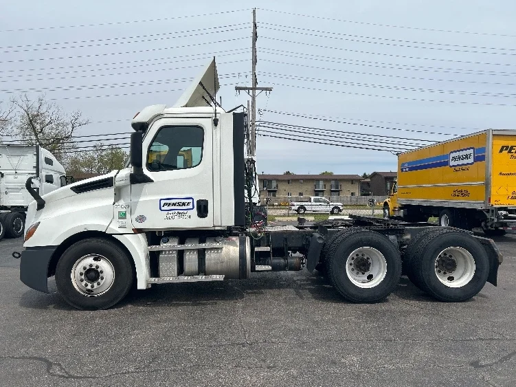 2020 Freightliner Cascadia in Milwaukee, WI — photo 4