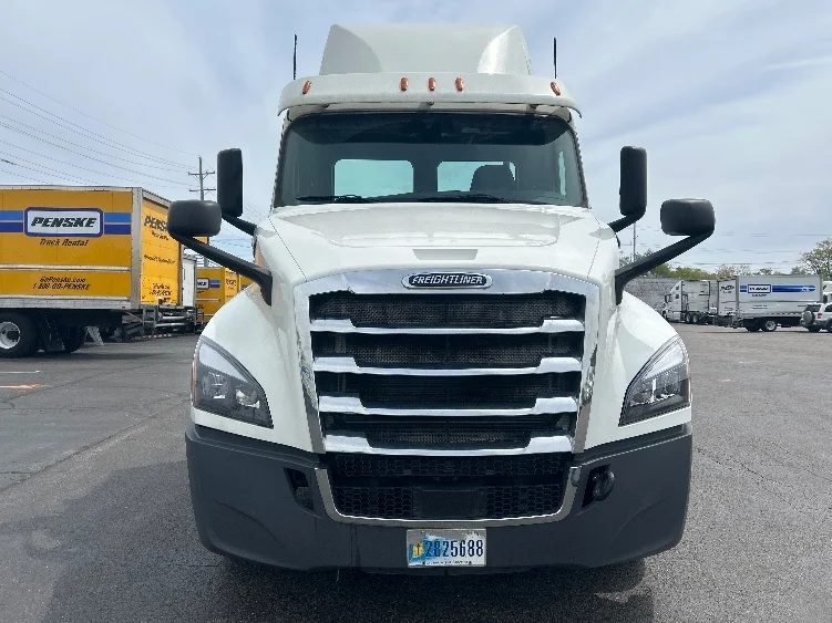 2020 Freightliner Cascadia in Milwaukee, WI — photo 2