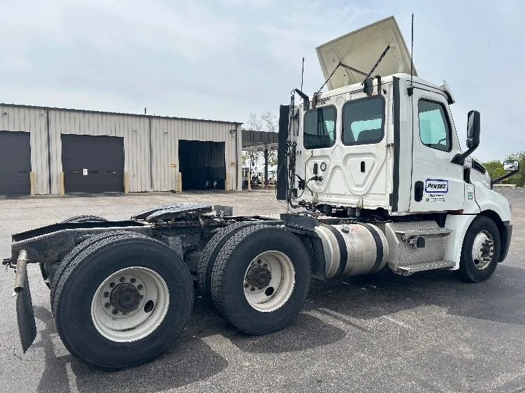 2020 Freightliner Cascadia in Milwaukee, WI — photo 7