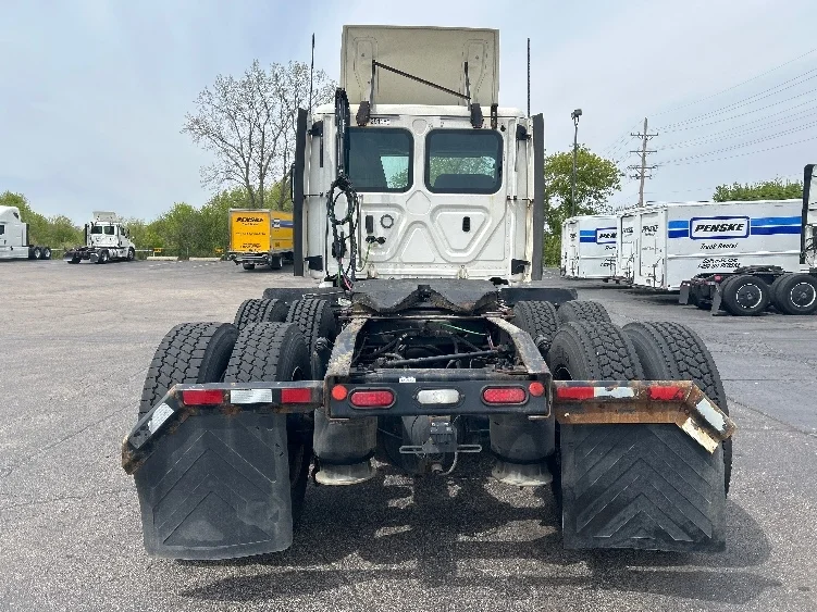 2020 Freightliner Cascadia in Milwaukee, WI — photo 6