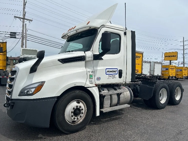 2020 Freightliner Cascadia in Milwaukee, WI — photo 3