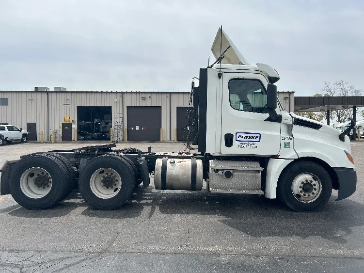 2020 Freightliner Cascadia in Milwaukee, WI — photo 8
