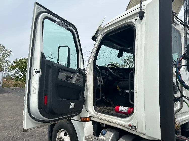 2020 Freightliner Cascadia in Milwaukee, WI — photo 9