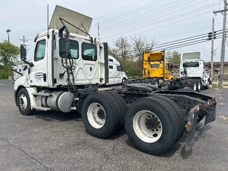 2020 Freightliner Cascadia in Milwaukee, WI — photo 5