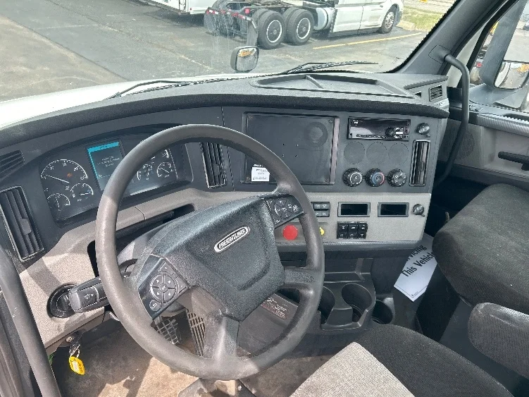 2020 Freightliner Cascadia in Milwaukee, WI — photo 10