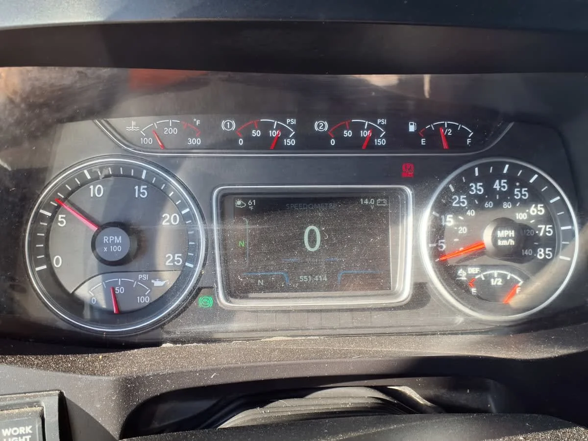 2019 International LT - image 11