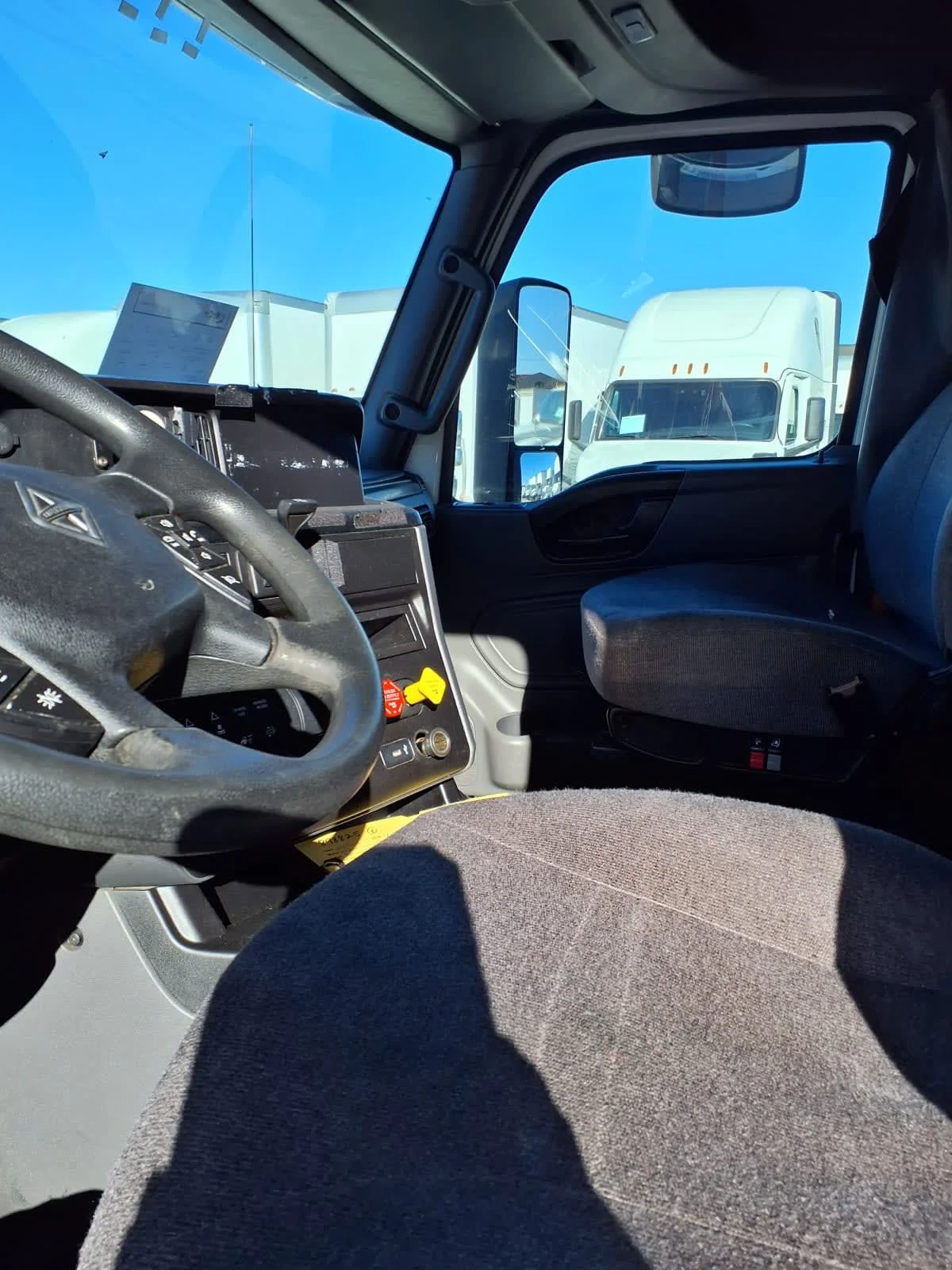 2019 International LT - image 7