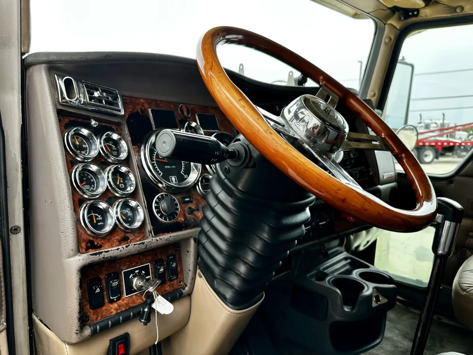 2004 Kenworth W900 in Hutchins, TX — photo 15