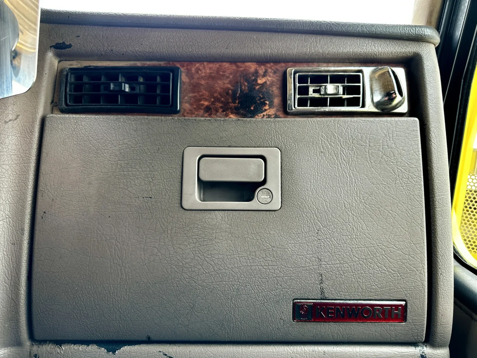 2004 Kenworth W900 in Hutchins, TX — photo 18