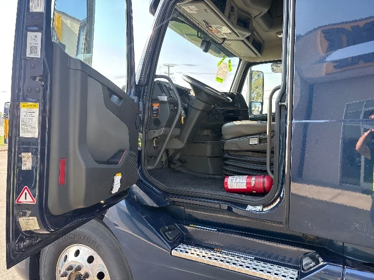 2020 Volvo VNL 760 - image 9