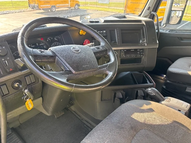 2020 Volvo VNL 760 - image 10
