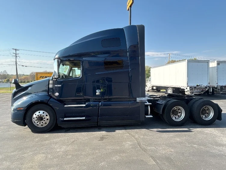 2020 Volvo VNL 760 - image 4