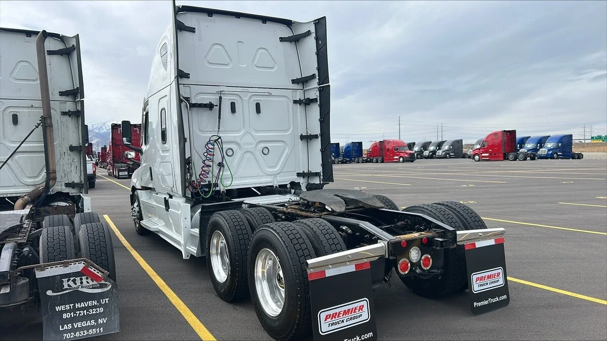 2024 Freightliner Cascadia - image 2