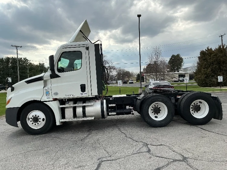 2021 Freightliner Cascadia in Lexington, KY — photo 4